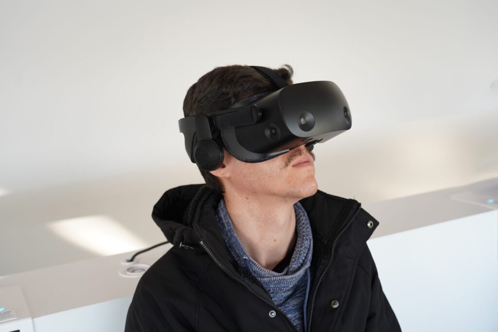 Iemand met een VR-bril die een situatie oefent