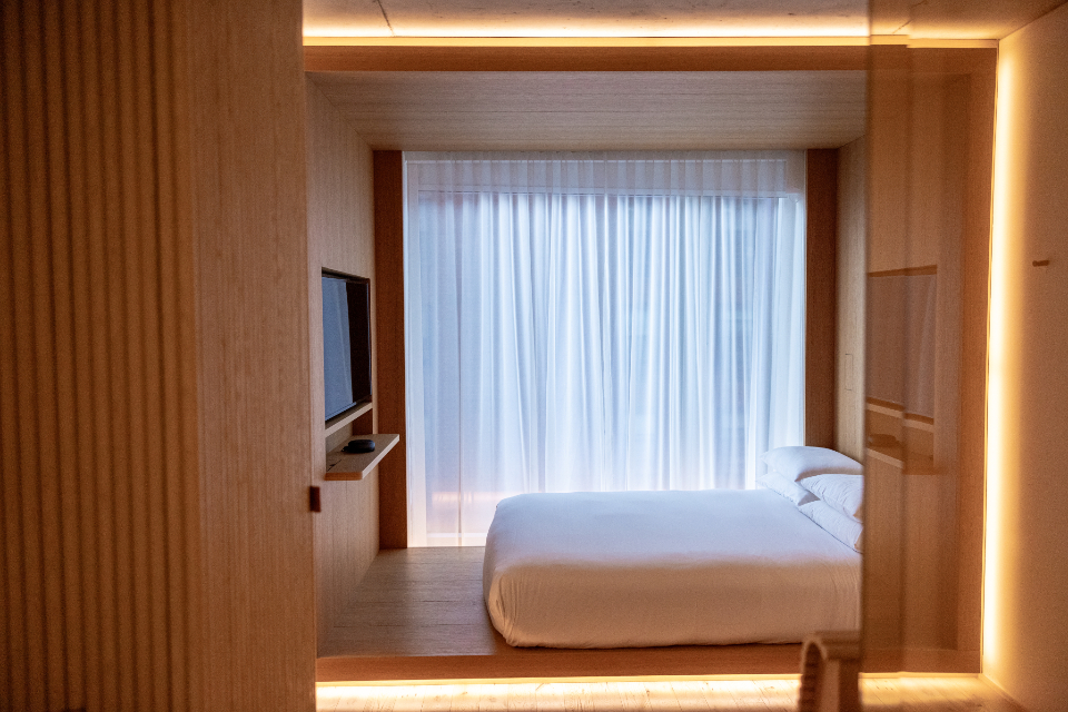 Studio met houten wanden en zacht daglicht